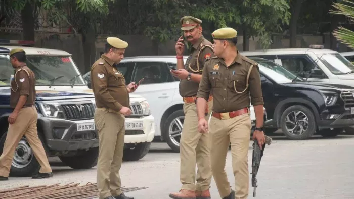 पुलिस नहीं लगा पाई दोनों छात्राओं का सुराग।