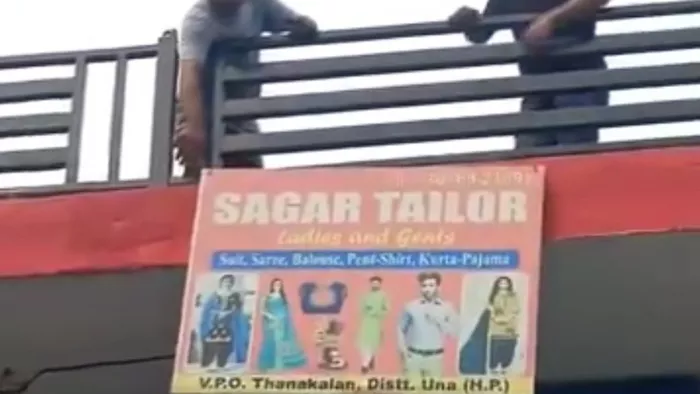 Himachal News: हिंदू संगठनों ने हिंदू नाम से दर्जी का काम कर रहे अशफाक की दुकान से उतारे बोर्ड।