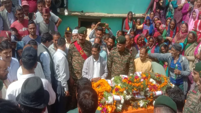 1968 IAF Plane Crash: बलिदानी के पार्थिव शरीर के अवशेष गुरुवार सुबह कोलपुड़ी गांव पहुंचाए गए। जागरण