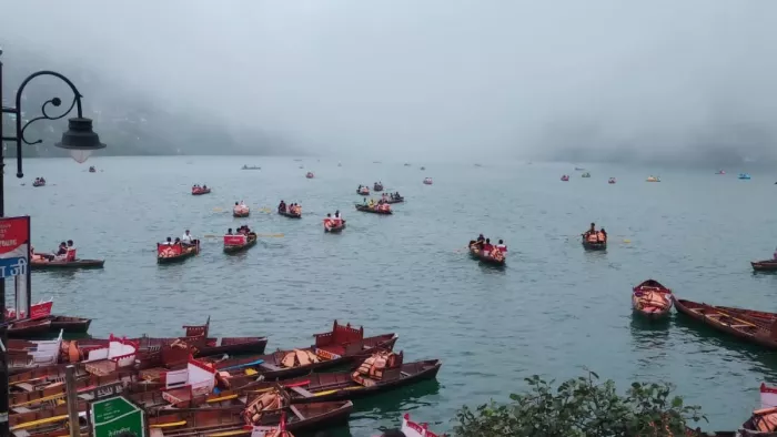 नैनीताल में झील में कोहरे के बीच नौकायन का पर्यटक खूब लुत्फ उठाते हैं। जागरण