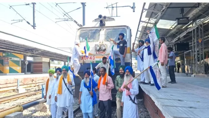 Punjab News: रेलवे ट्रैक पर बैठकर किसानों का विरोध प्रदर्शन।