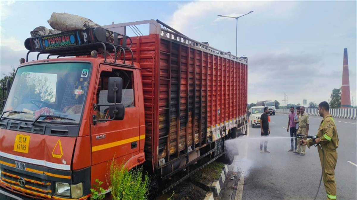 mainpuri truck fire cng tank explodes after crash