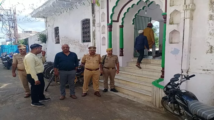 शहर के जामा मस्जिद के बाहर तैनात पुलिसकर्मी।- जागरण