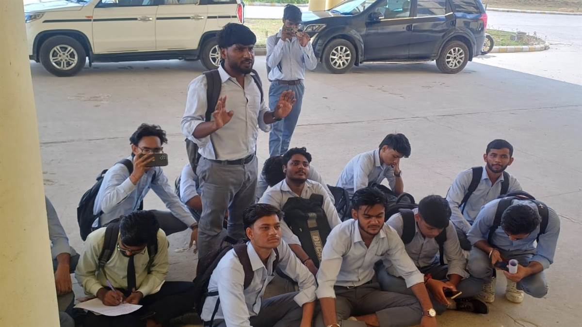 bba bca students create ruckus protest in university demanding examination on omr pattern