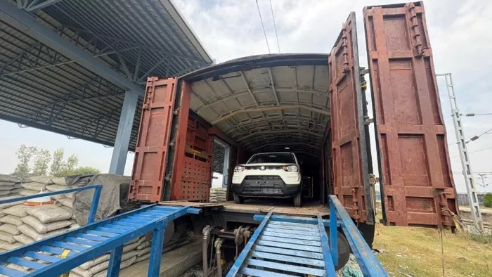 रेलवे अधिकारियों ने इसे माल ढुलाई में एक महत्वपूर्ण कदम बताया है, जिससे परिवहन लागत कम होने की उम्मीद है।