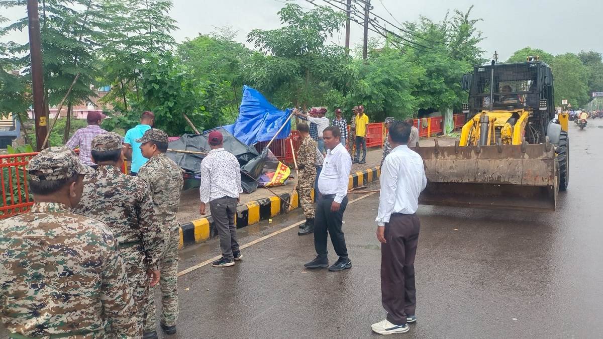 prayagraj nagar nigam encroachment removed from mnnit to beli hospital at stanley road