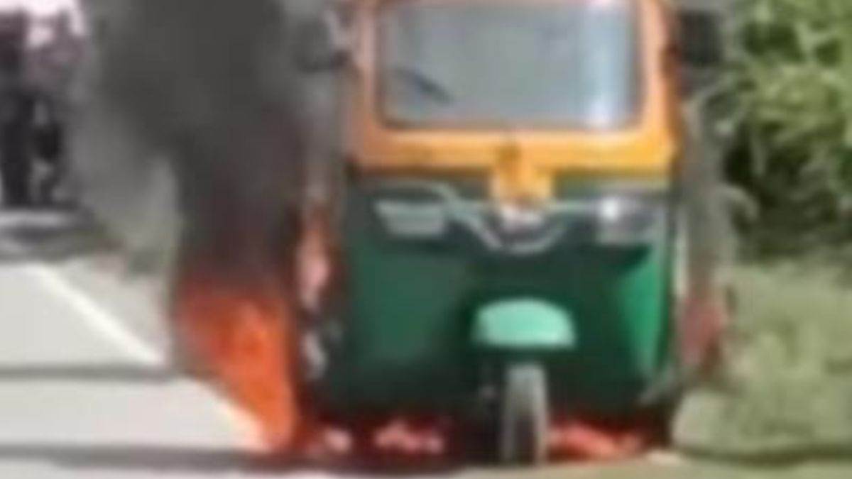auto fire in badaun passengers escape burning vehicle
