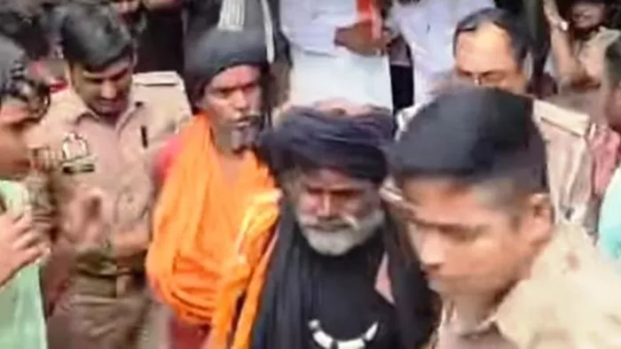 बच्चा चोरी के अफवाह पर ग्रामीणों ने दो साधु को पकड़ा।
