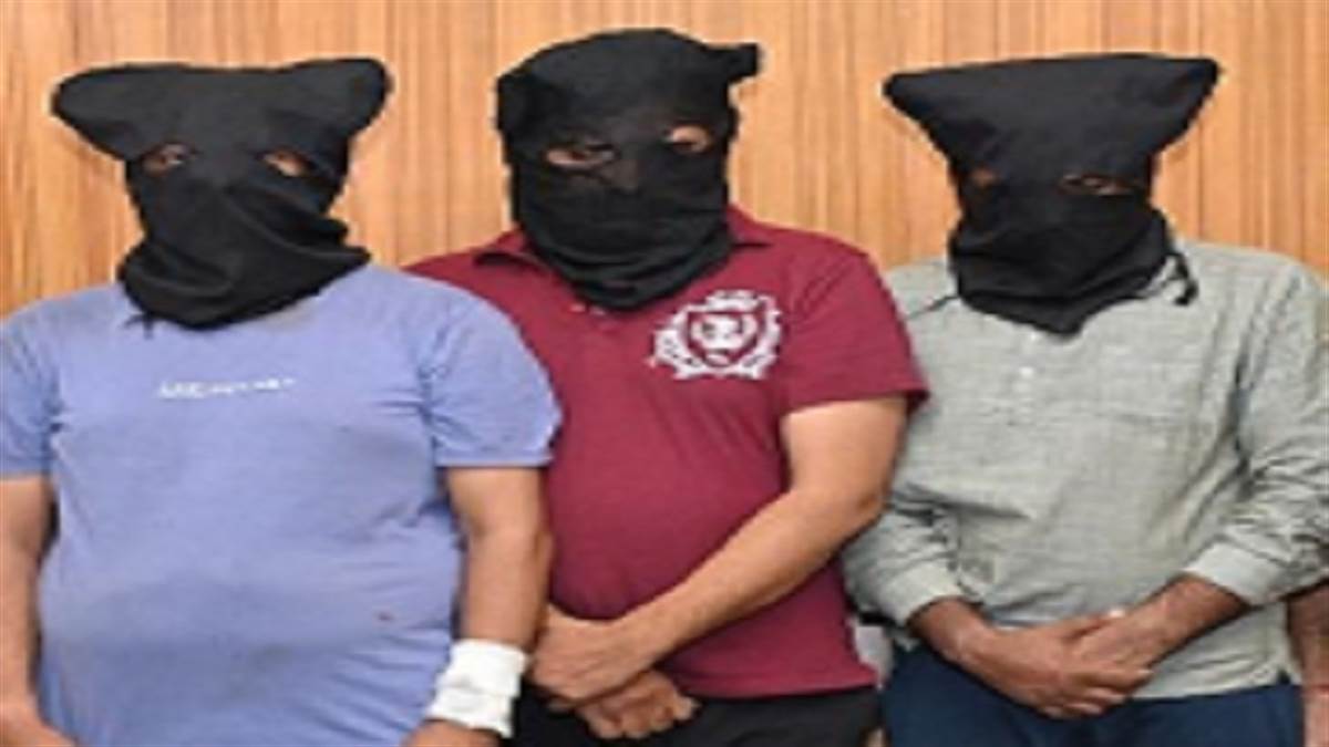 three lakh fake notes were exchanged for one lakh real ones the chain started from maharashtra the business spread to jammu and kashmir seven arrested