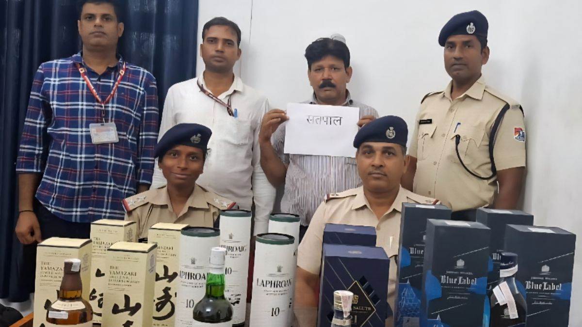 dhanbad news man arrested with liquor at dhanbad station
