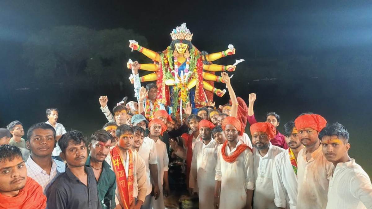 durga idol immersion in chunar devotees bid farewell with teary eyes