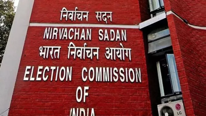 पर्यवेक्षकों के साथ चुनाव आयोग की बैठक।
