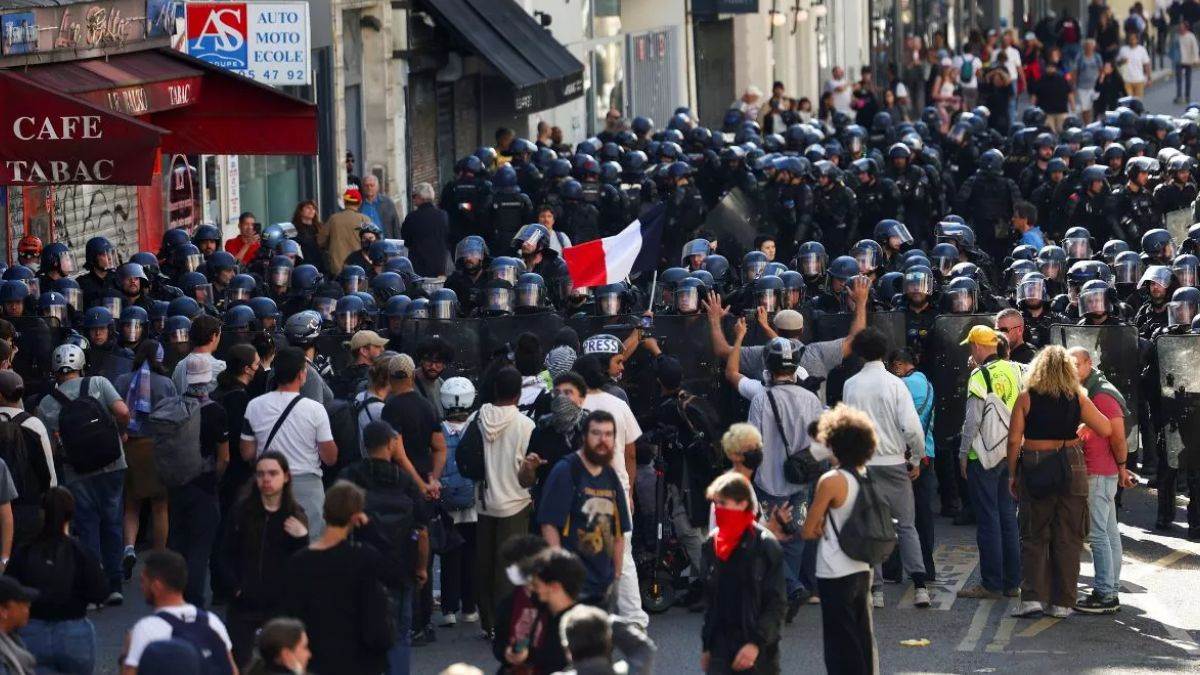 paris protests 85000 strike against budget cuts eiffel tower closed
