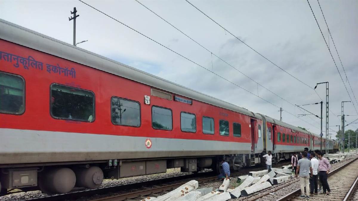 garib rath express smoke incident at gangaghat station shuklagunj