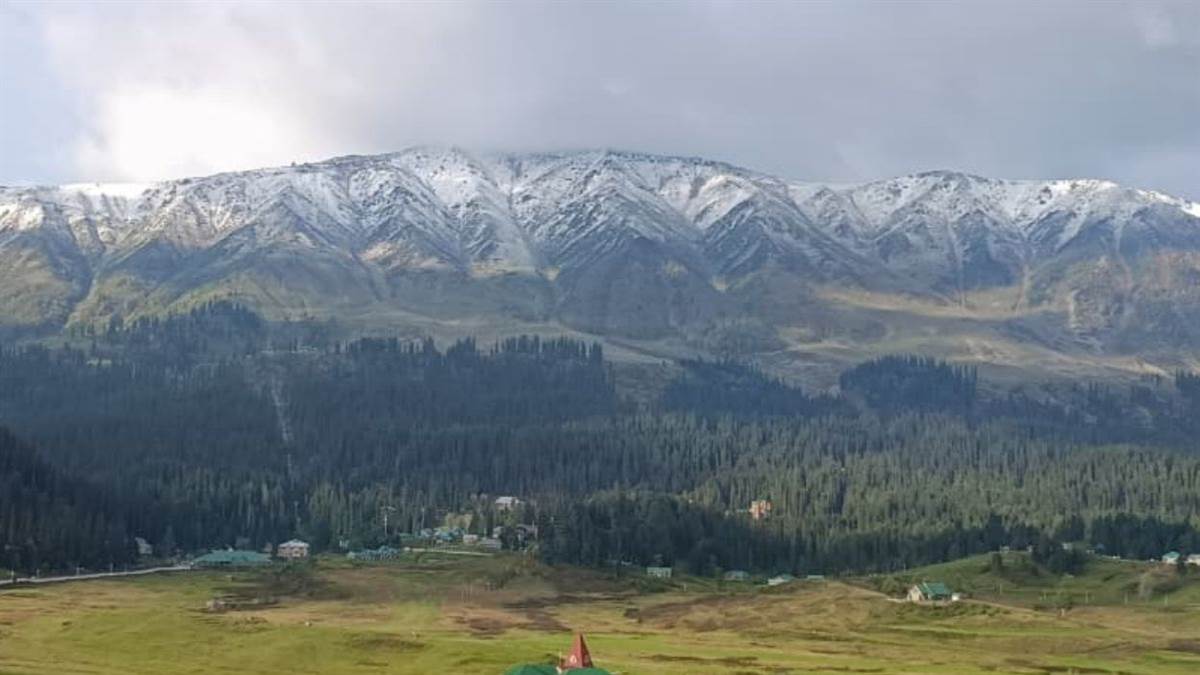 kashmir receives first snowfall in gulmarg weather forecast and travel update