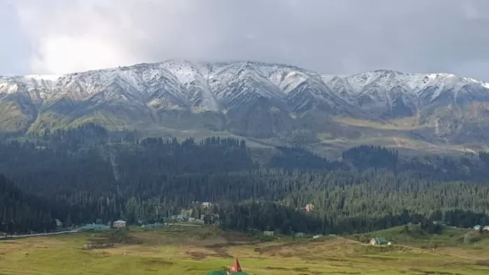 गुलमर्ग के पहाड़ों पर शुक्रवार को मौसम की पहली बर्फबारी हुई (फोटो: जागरण)