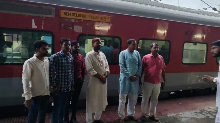हसनपुर से नई दिल्ली के बीच शुरू हुई ट्रेन सेवा से लोगों में हर्ष। जागरण