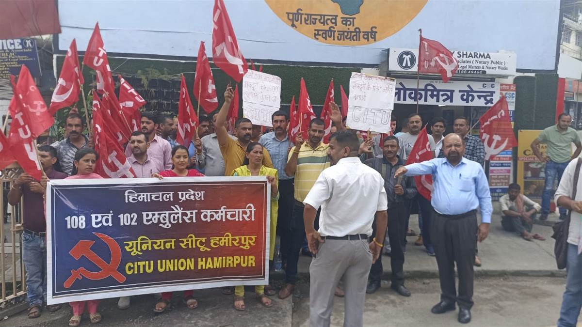 hamirpur ambulance workers protest observe 24 hour strike against exploitation
