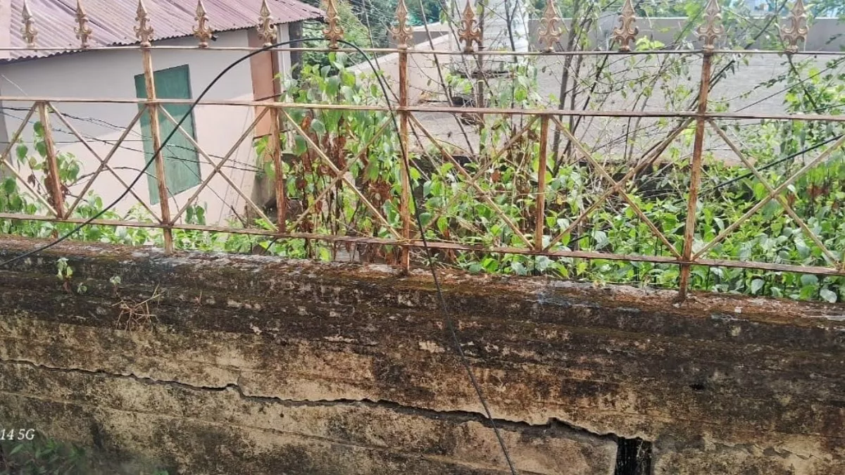 क्षतिग्रस्त दीवारें और धंसती जमीन, 16 करोड़ की लागत से बने जोगिंदरनगर मिनी सचिवालय पर मंडरा रहा संकट