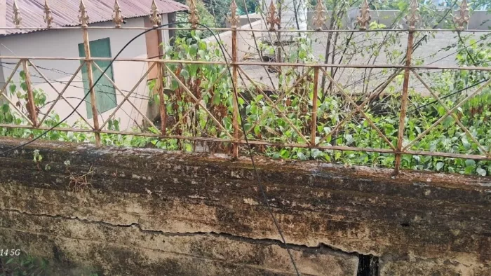 मिनी सचिवालय भवन की दीवारों में दरारें, सरकारी आवास खतरे में (फोटो: जागरण)