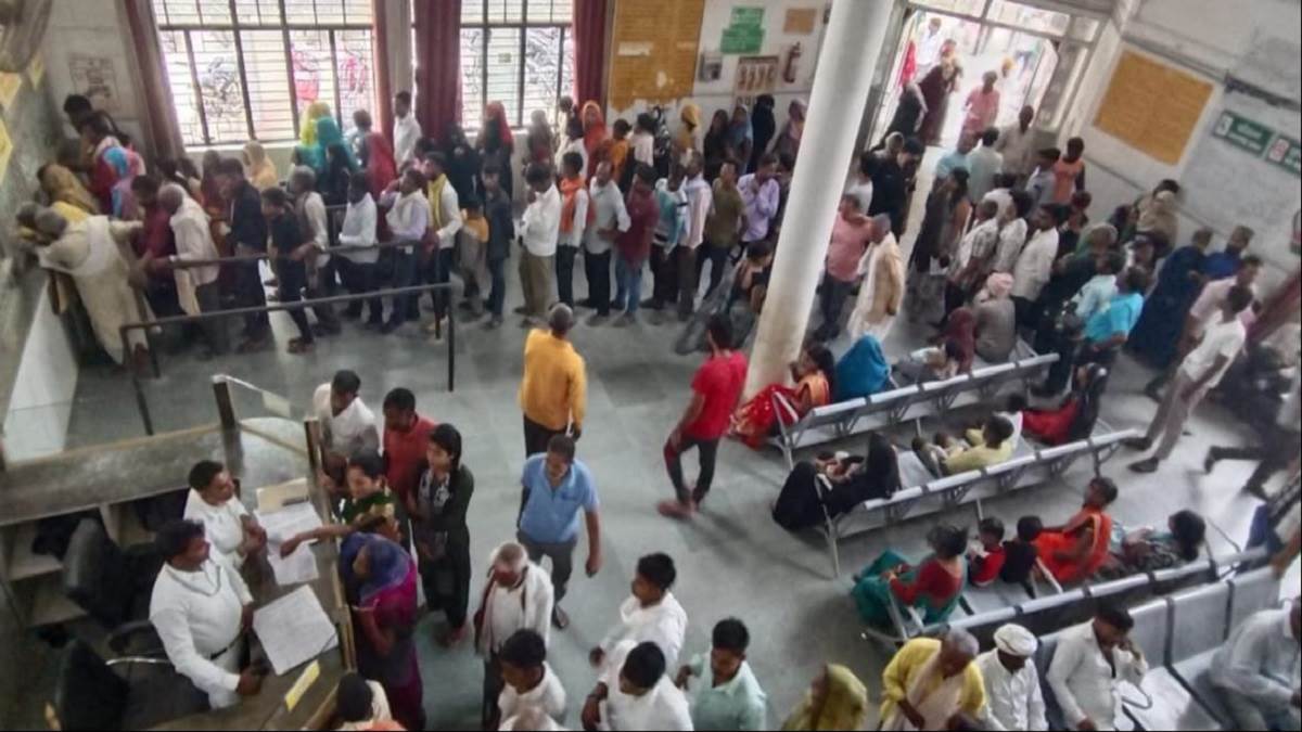 viral fever outbreak in kaushambi overcrowded with patients in hospital