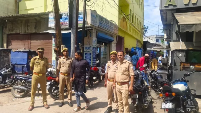 कचेहरी रोड पर स्थित मस्जिद के बाहर मौजूद मिश्राना चौकी प्रभारी व अन्य।