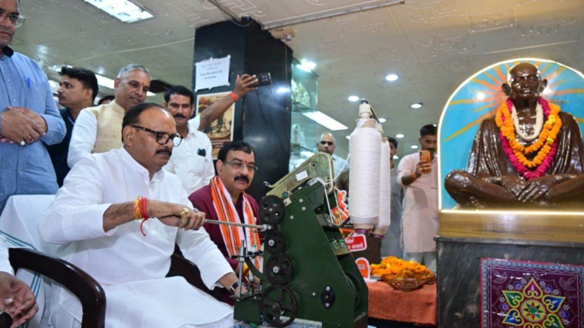 lucknow news brijesh pathak pays tribute to gandhi shastri