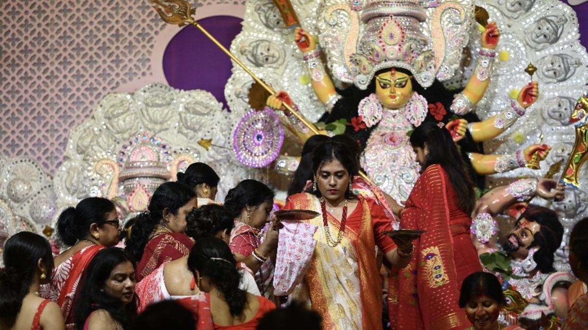 lucknow durga puja visarjan sindoor khela and dhunuchi dance farewell