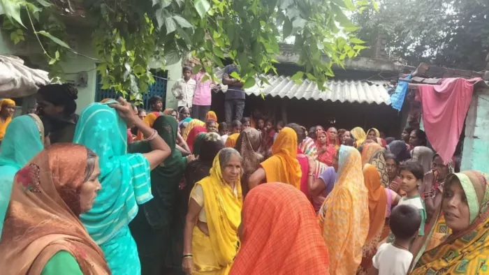 गोरखपुर में हादसे के बाद जुटी भीड़। जागरण