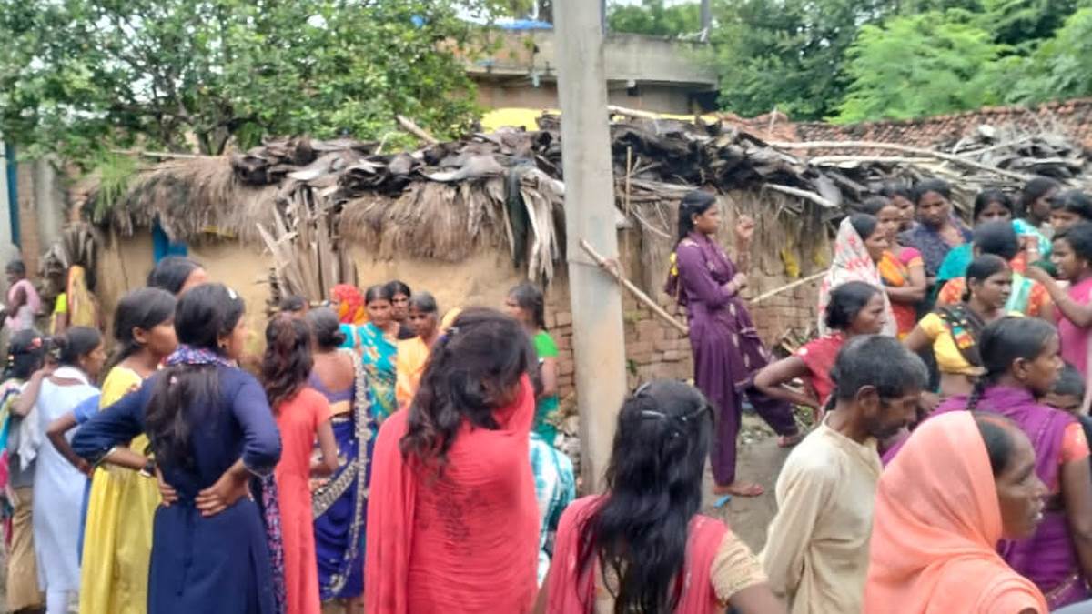 a tragic incident in patnas paliganj has shocked everyone father and two sons dead wife critical