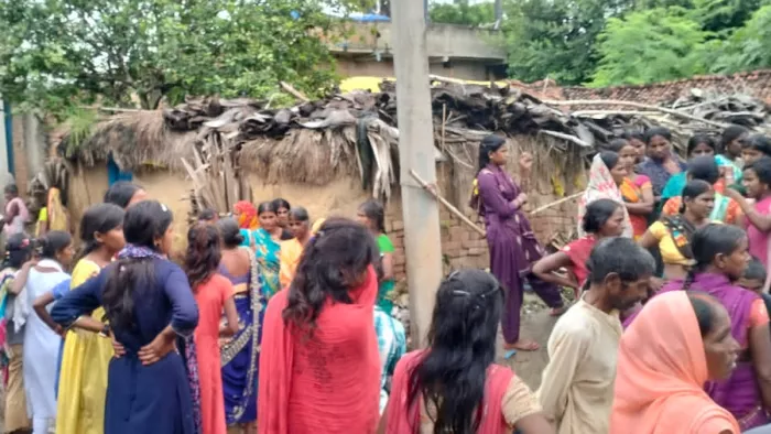 घटना के बाद देखन के लिए लोगों की भीड़