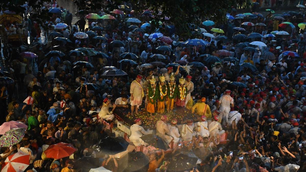 varanasi bharat milap devotees throng to witness world renowned reunion amidst rain