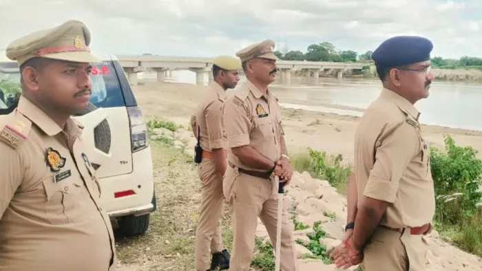 भिनगा-बहराइच मार्ग पर भाकला पुल के पास देवी प्रतिमा विसर्जन स्थल का जायजा लेते एएसपी मुकेश चंद्र उत्तम- जागरण