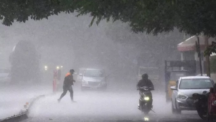 दिल्ली से यूपी तक और कश्मीर से पंजाब तक खूब बरसेंगे बादल। (फाइल फोटो- पीटीआई)