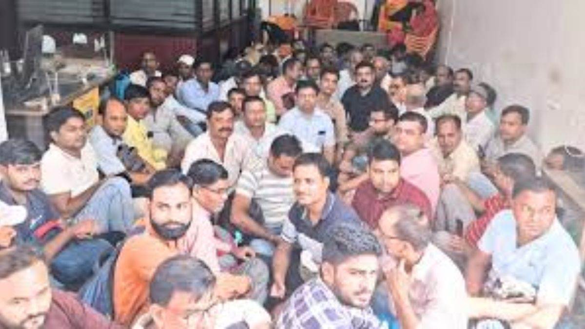 teachers demand offline transfer list protest continues in chandausi