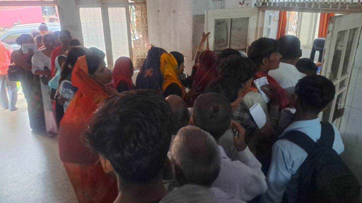 hospital overcrowded due to fever outbreak in sitapur