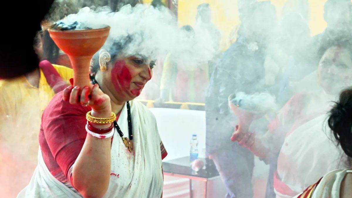 smriti irani kyuki saas bhi kabhi bahi thi actress video of dhunuchi dance viral from delhi durga puja pandal