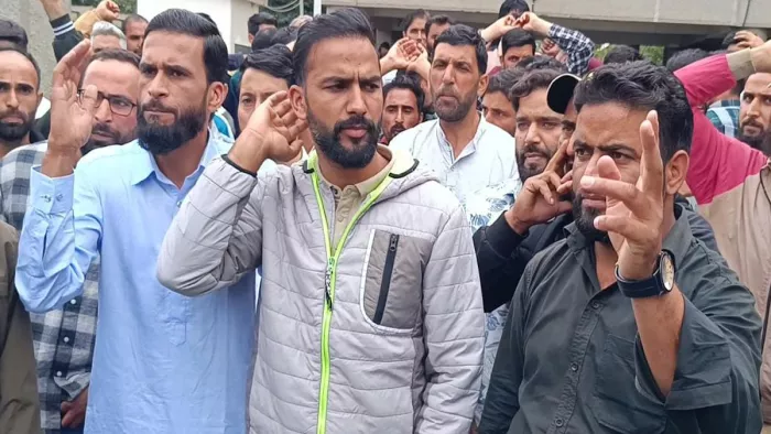 श्रीनगर भर्ती घोटाले के खिलाफ सड़कों पर उतरे उम्मीदवार, न्याय की गुहार।