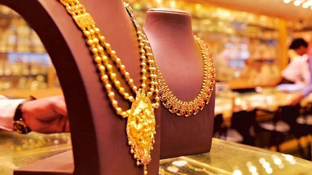 ncr ghaziabad news jeweler flees with valuables police investigate