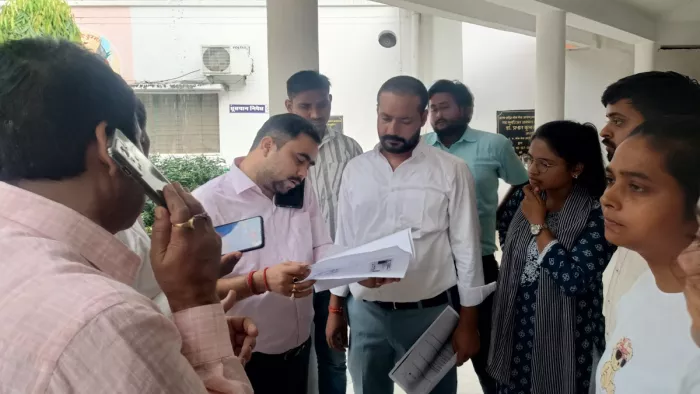 पीसीएस की प्रारंभिक परीक्षा में प्रवेशपत्र नहीं मिलने की प्रयागराज में आयोग में अधिकारियों से शिकायत करते छात्र। सौ. छात्र