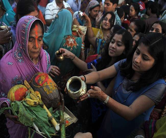 Chhath Puja 2019 Samapan: सूर्य को अर्घ्य देने के साथ छठ पूजा का समापन,  संतान के