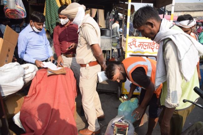 सब्जी मंडी में पॉलीथिन की दुकानों पर सीएम फ्लाइंग का छापा