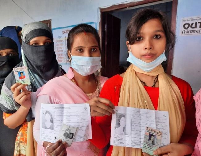 enthusiasts and old people also reached polling booth in taraiya