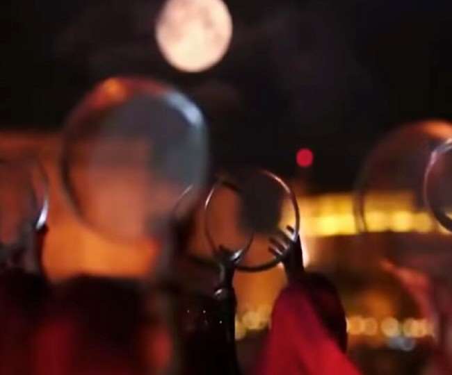 जानिए आपके शहर में करवा चौथ का व्रत रखने वाली महिलाओं को कितने बजे दर्शन देंगे चंद्र देव
