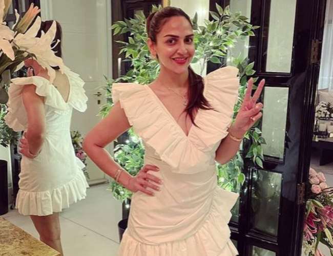 esha deol birthday celebration inside pics dharmendra hema malini daughter celebrates 40th birthday with abhay deol tusshar kapoor fardeen khan