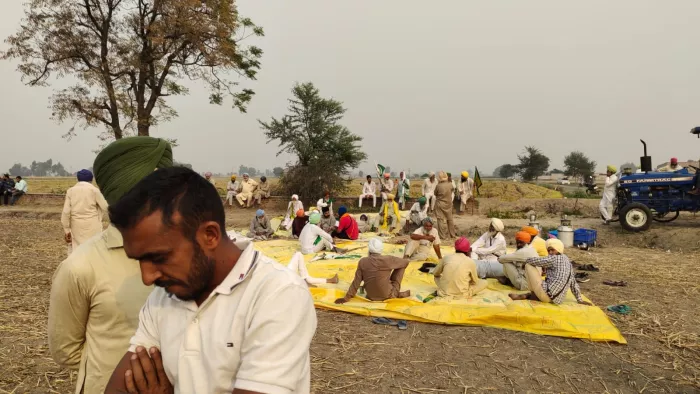 फरीदकोट में धरना देते हुए किसान संगठनों के सदस्य।