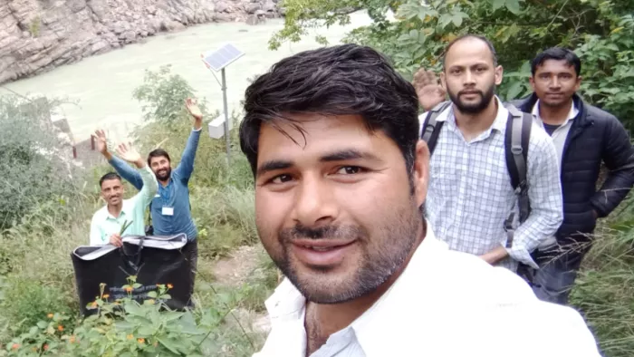 Himachal Election 2022: पुली पर बैठ सतलुज नदी पार कर पोलिंग पार्टी ने दो बुजुर्गों से करवाया मतदान।