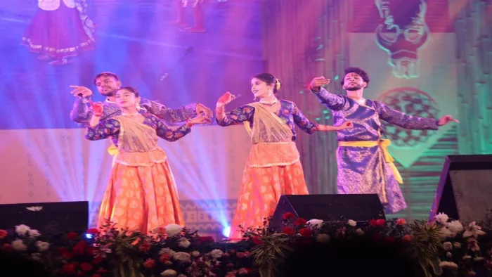 राष्ट्रीय आदिवासी नृत्य महोत्सव के दूसरे दिन प्रस्तुति देते हुए कलाकार