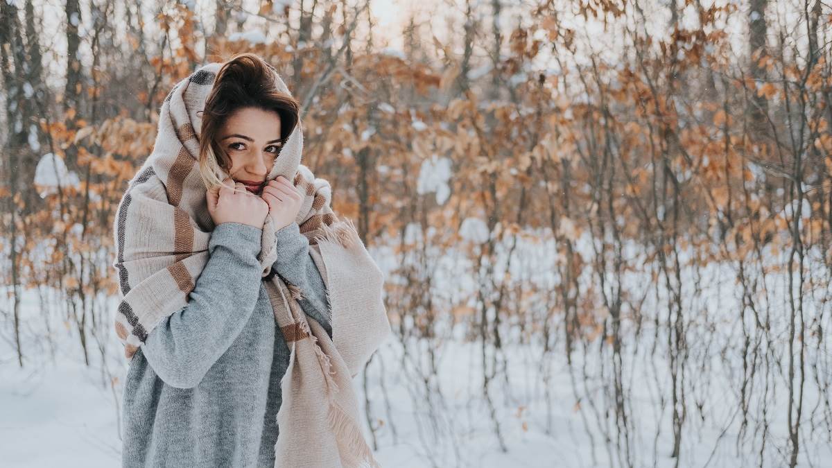 Best Scarf In India: सर्दीयों में चाहिए स्टाइलिश लुक तो खरीदें ये स्कार्फ़, फैब्रिक और डिज़ाइन है कमाल