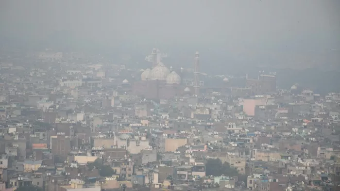 गैस चैंबर बनी दिल्ली, बच्चों को स्कूल भेजने वाले माता-पिता चिंतित (सभी फोटो- ध्रुव कुमार)।